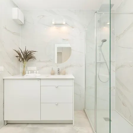 Sea&lake Luxurious With Parking By Renters Apartment