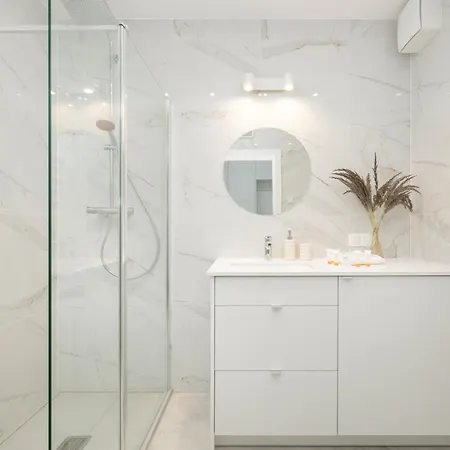 Sea&lake Luxurious With Parking By Renters Apartment *